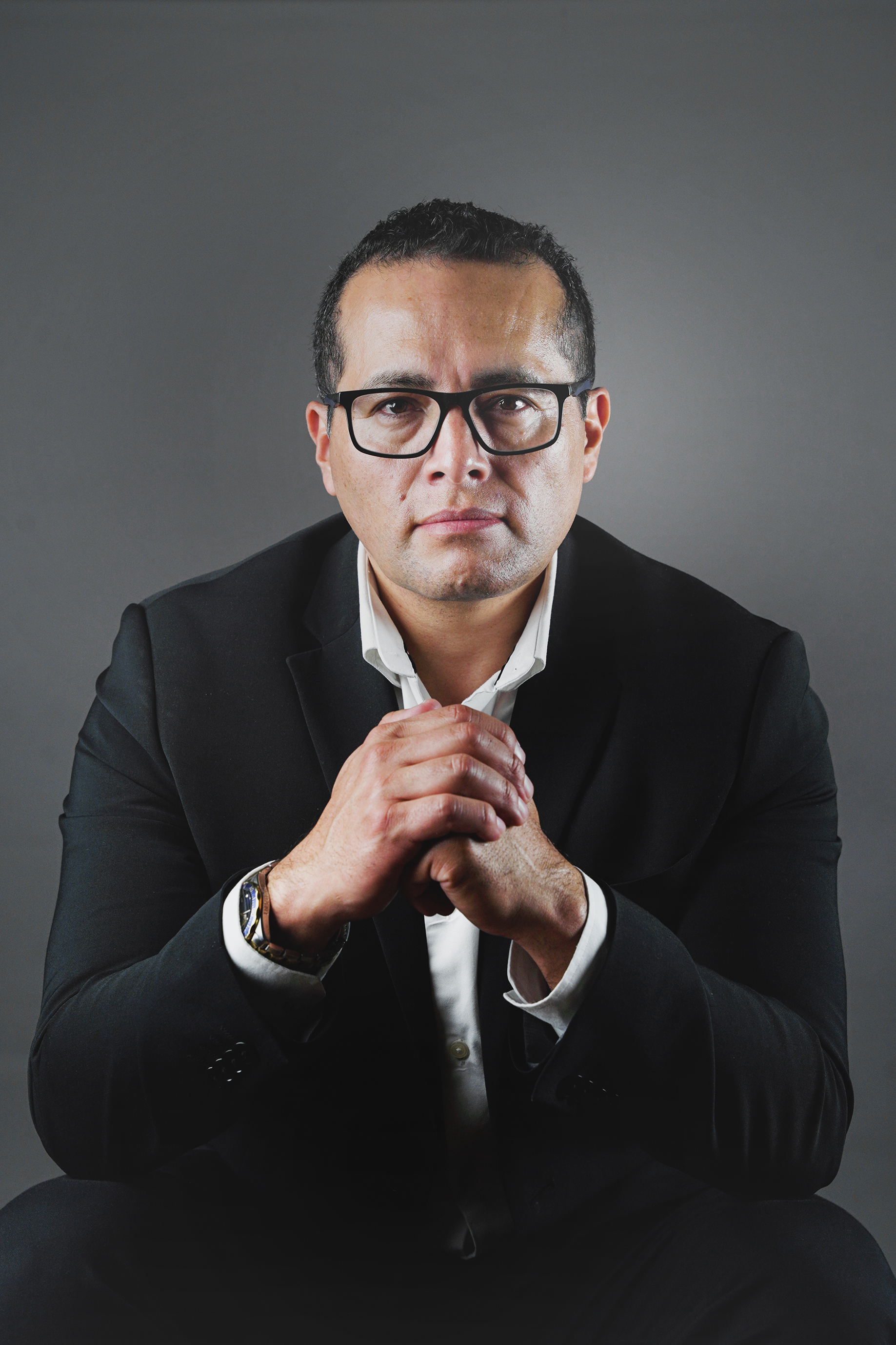 Abogado reunido con clientes